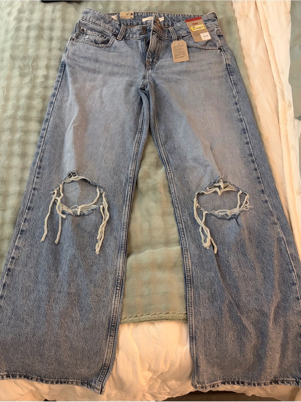 New w/Tags Women’s Levi’s Distressed “Superlow Loose” Jeans, Size 28x32